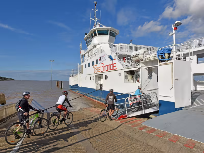 Traversée de la Gironde à vélo grâce au Bac entre Blaye et Lamarque