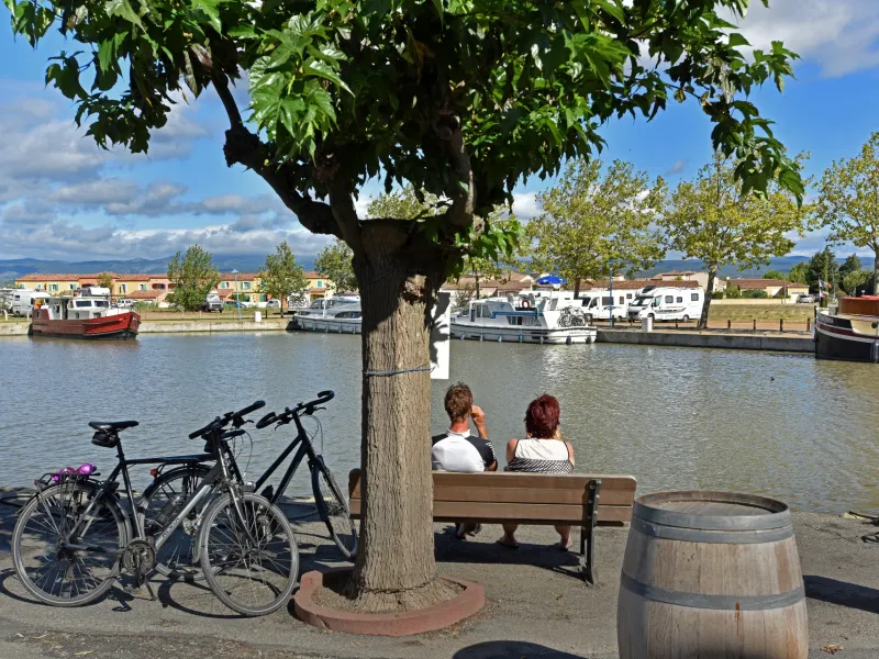 Pause le long du canal du midi sur le port de Homps
