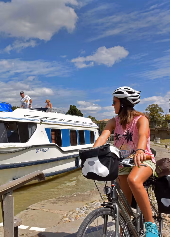 Bateau sur le canal du Midi à Carcassonne