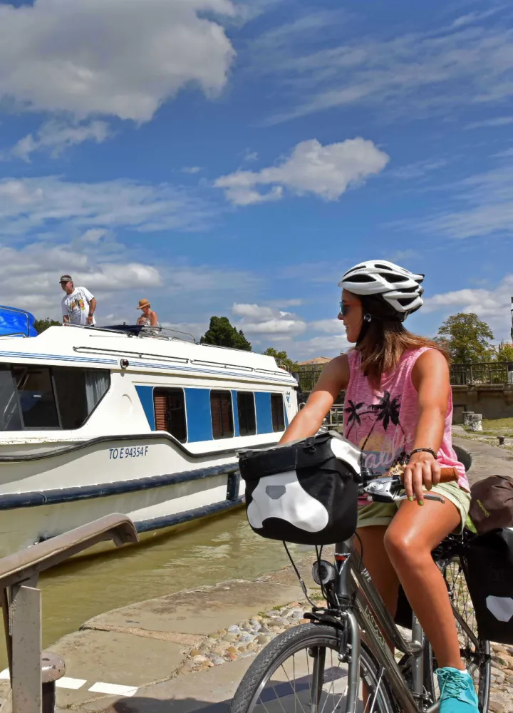 Bateau sur le canal du Midi à Carcassonne