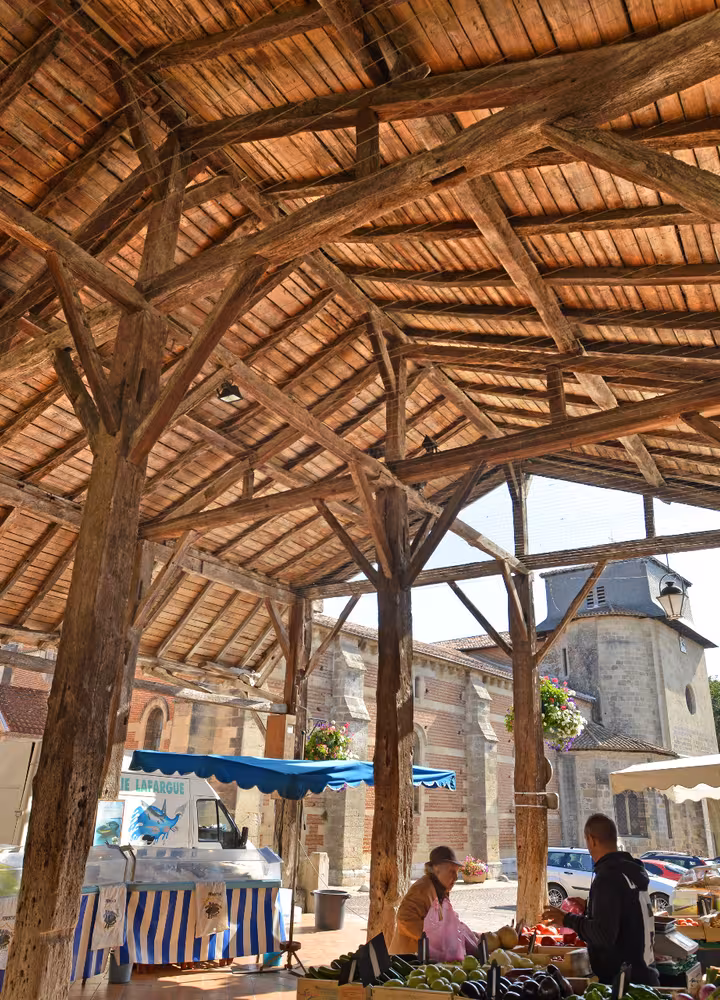 Sous les halles du Mas d'Agenais