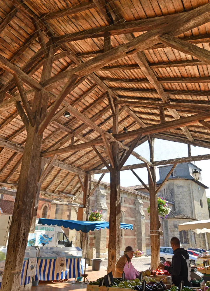Sous les halles du Mas d'Agenais