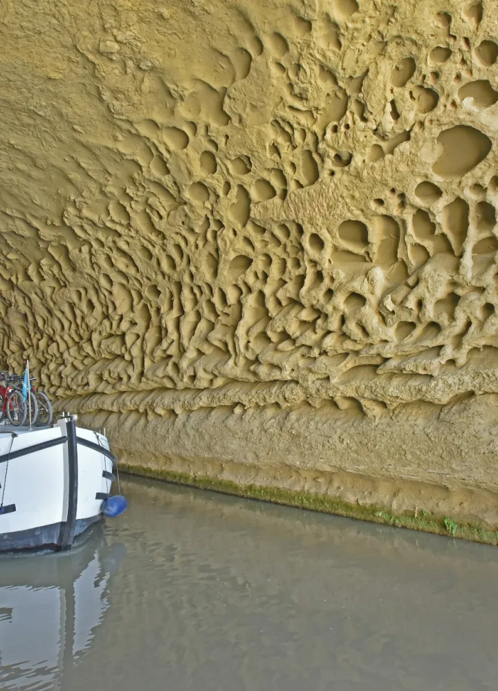 Bateau dans le tunnel de Malpas sur le Canal du Midi