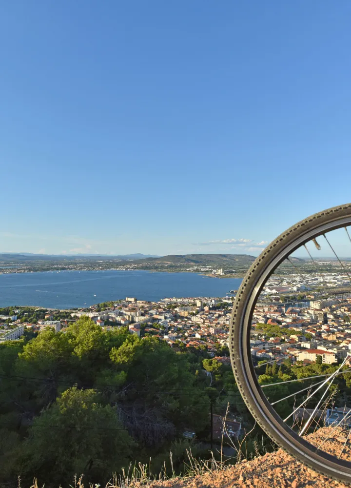 Panorama sur la ville de Sète et l'étang de Thau