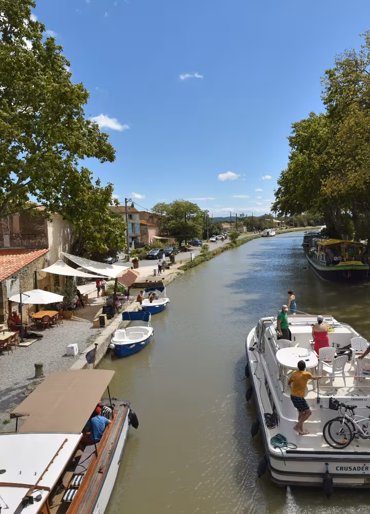 Pénichette sur le Canal du Midi quittant le port du Somail 
