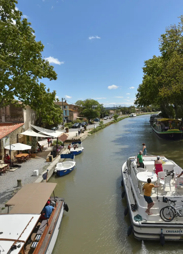 Pénichette sur le Canal du Midi quittant le port du Somail 