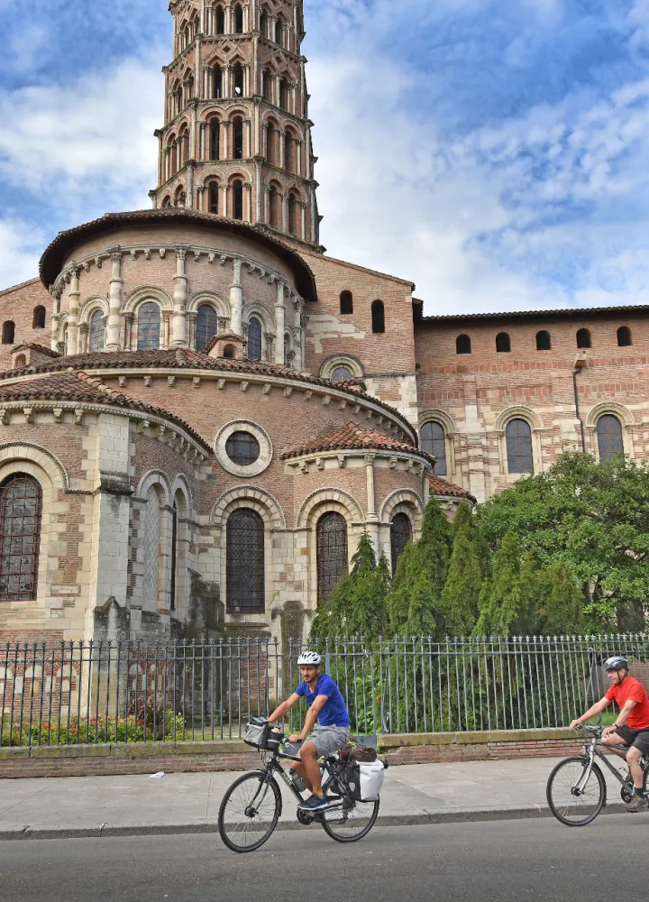 Devant l'église Sain-Nicolas à Toulouse