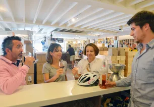 Dégustation de vins à la cave du Buzet
