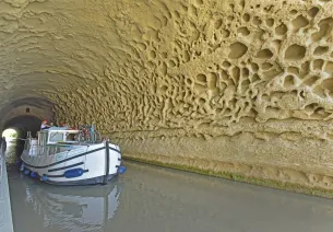 Bateau dans le tunnel de Malpas sur le Canal du Midi
