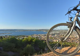 Panorama sur la ville de Sète et l'étang de Thau