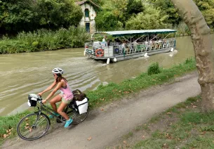 Le long du Canal du Midi à vélo entre Carcassonne et Trèbes