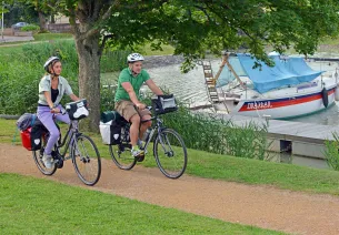 Cyclists at Montauban's port