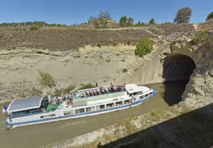 Passage du tunnel du Malpas en bateau