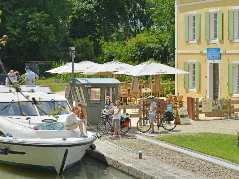 Villeton Lock on the Garonne Canal