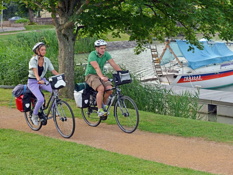 Cyclists at Montauban's port